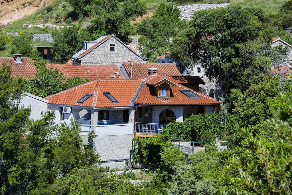 4-Sterne-Villa befindet sich in einem alten traditionellen dalmatinischen Dorf Zivogosce Strnj, cirka 80m von der Zufahrtsstraße entfernt.