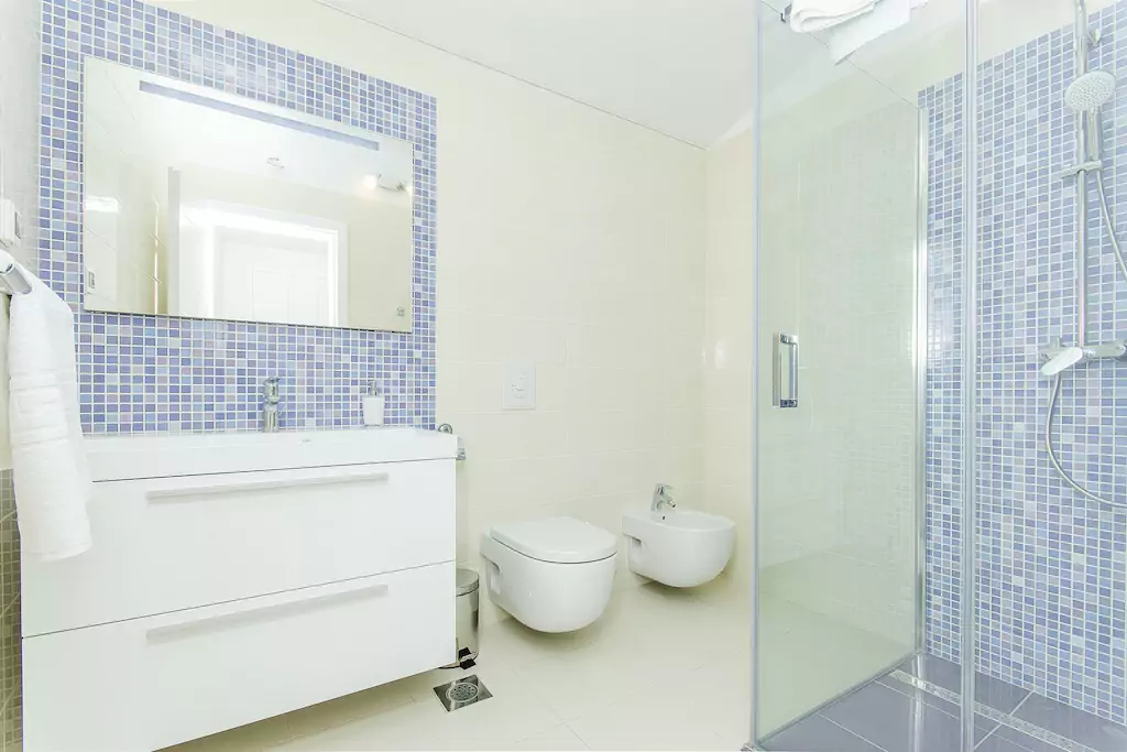 Badezimmer 1. 5,6 m², Dusche + WC + Bidet + Fön + Toilettenartikel.