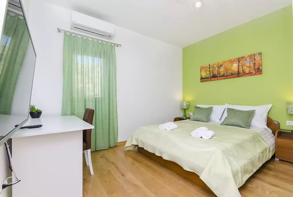 Doppelzimmer 12 m², Doppel-bett 200 x 160 cm + Sat-TV + WiFi - Internet + Kleider-schrank + Klimaanlage, mit Blick auf das Dorf und ins Grüne.